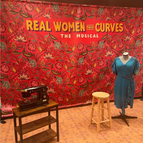 Like this flyer to be notified when I’m Live! 🥳 - Picture 2 of 4